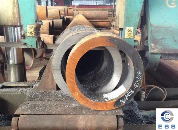 Cutting method of large diameter seamless steel pipe