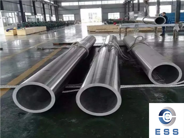 Thick-walled stainless steel seamless pipes for petrochemical industry