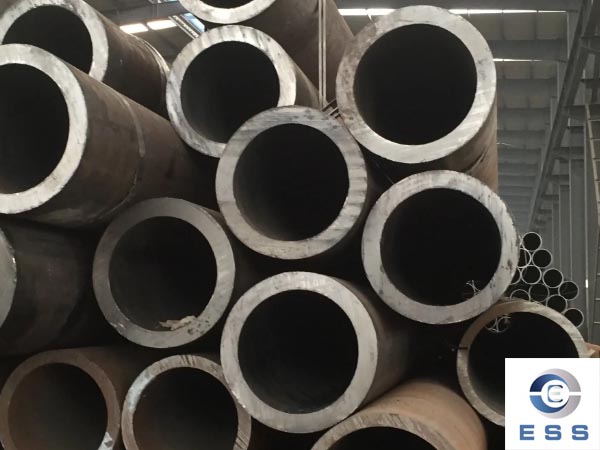 How do you connect seamless steel pipes?