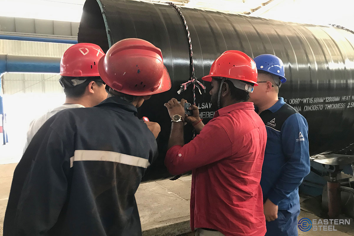 Inspección de clientes con trabajadores.