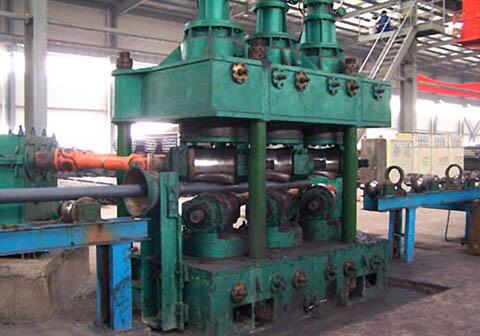 Seamless pipe straightening machine